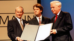 Reinhard Mohn hands out the Carl Bertelsmann Prize 1997 to Lodewijk de Waal and Hans Blankert.