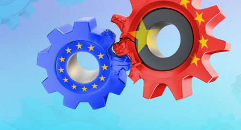 Zwei nicht zusammenpassende Zahnräder, auf denen die Flaggen der EU und Chinas projiziert sind