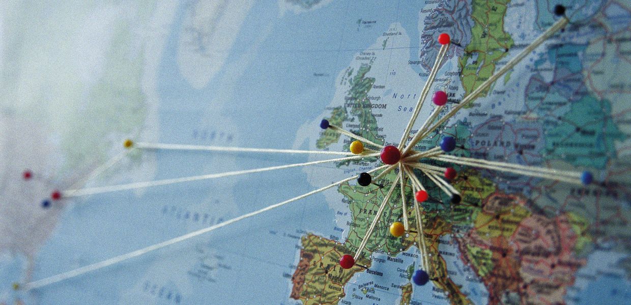 (© Image Source/Corbis) Kaerte von Europa mit Pins und Schnüren