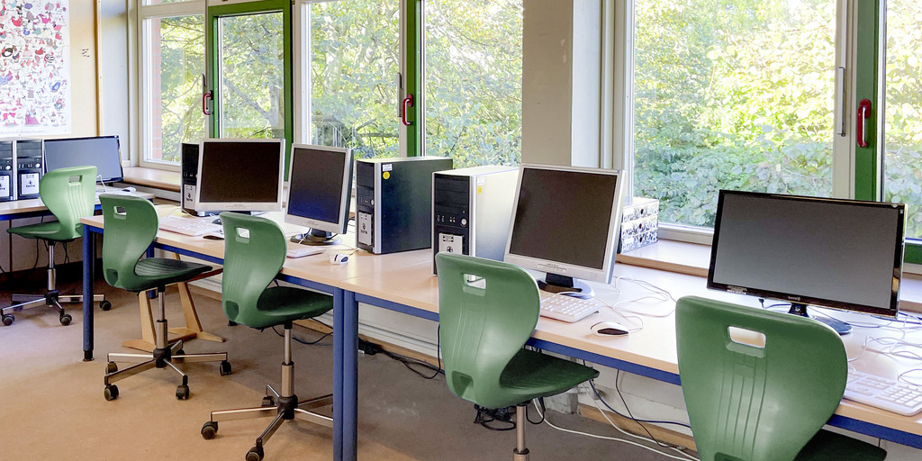 Ein Computerraum in der Bachschule in Detmold.