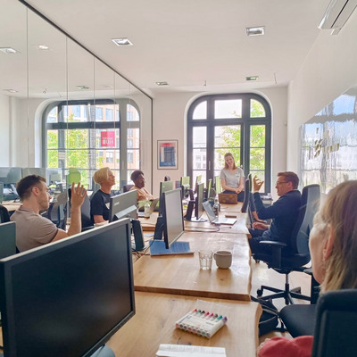 Menschen diskutieren zusammen