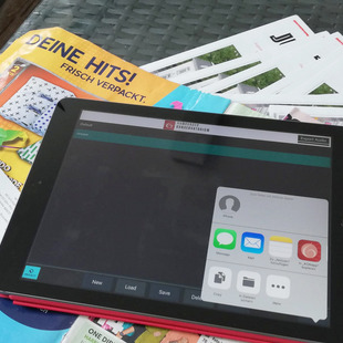 Jugendliche musizieren mit eine Tablet