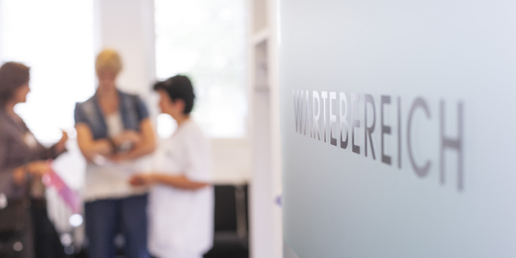 Wartebereich in einer Arztpraxis