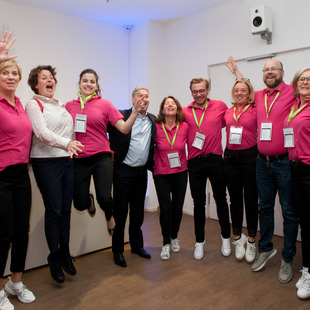das Camp Q-Team hüpft in die Höhe