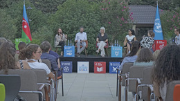 4 Personen auf einem Panel