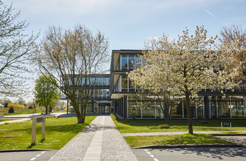 Das Gebäude der Bertelsmann Stiftung in Gütersloh an einem sonnigen Frühlingstag.