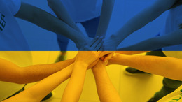 im Kreis übereinander liegenden Hände mit den Hintergrundfarben der Ukraineflaggeder