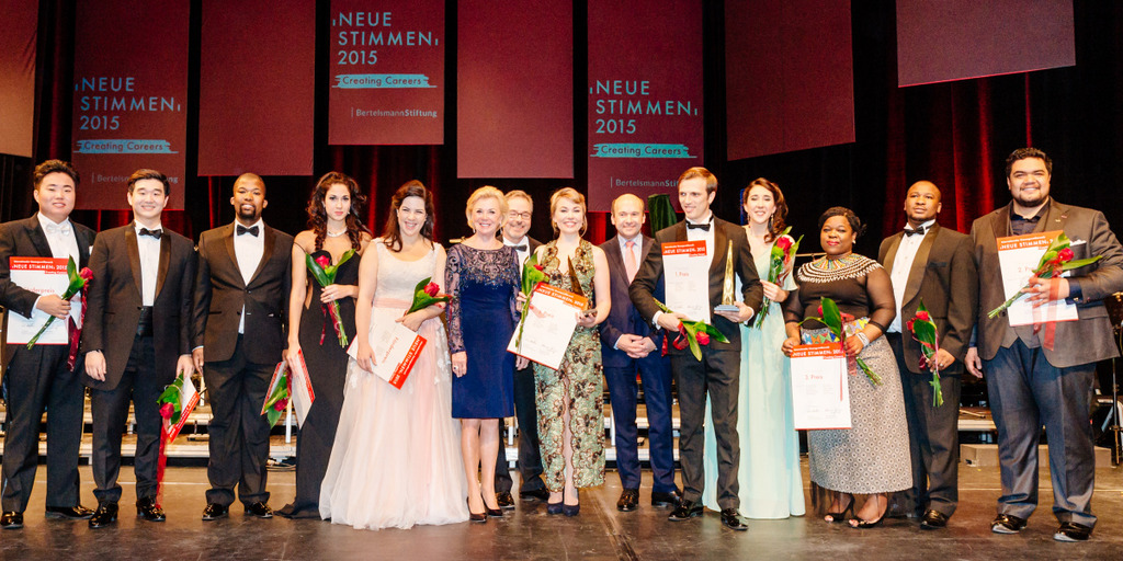 Gruppenbild der Preisträger beim Finale der NEUEN STIMMEN am 24. Oktober 2015 in der Stadthalle Gütersloh.