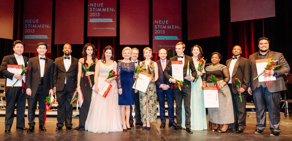 (© Besim Mazhiqi) Gruppenbild der Preisträger beim Finale der NEUEN STIMMEN am 24. Oktober 2015 in der Stadthalle Gütersloh.