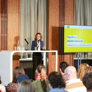 Bild von Daniela Schwarzer beim Forum gegen Fakes