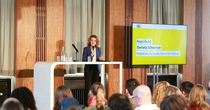 [Translate to English:] Bild von Daniela Schwarzer beim Forum gegen Fakes