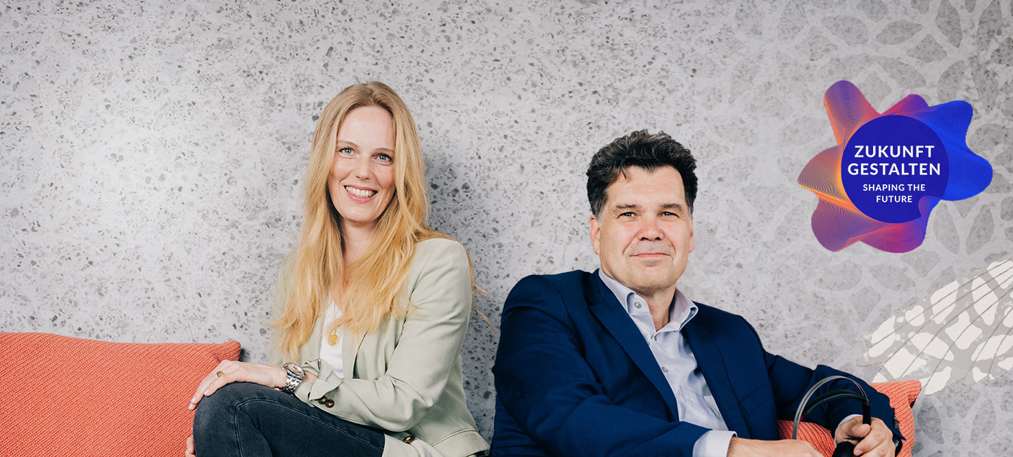 Die Podcast-Hosts Malva Sucker und Jochen Arntz sitzen auf der Couch