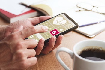 Eine Person tippt auf den Bildschirm eines Smartphones, auf dem verschiedene Symbole für das Thema Gesundheit zu sehen sind. Die Person tippt auf das Symbol eines geöffneten Vorhängeschlosses, um der Nutzung ihrer Daten für die elektronische Patientenakte zu widersprechen.