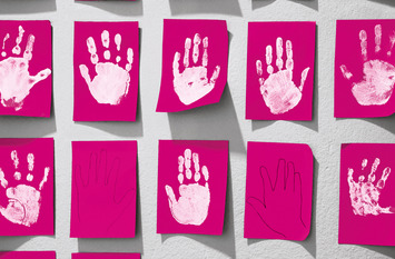 Wand voller pinker Klebezettel