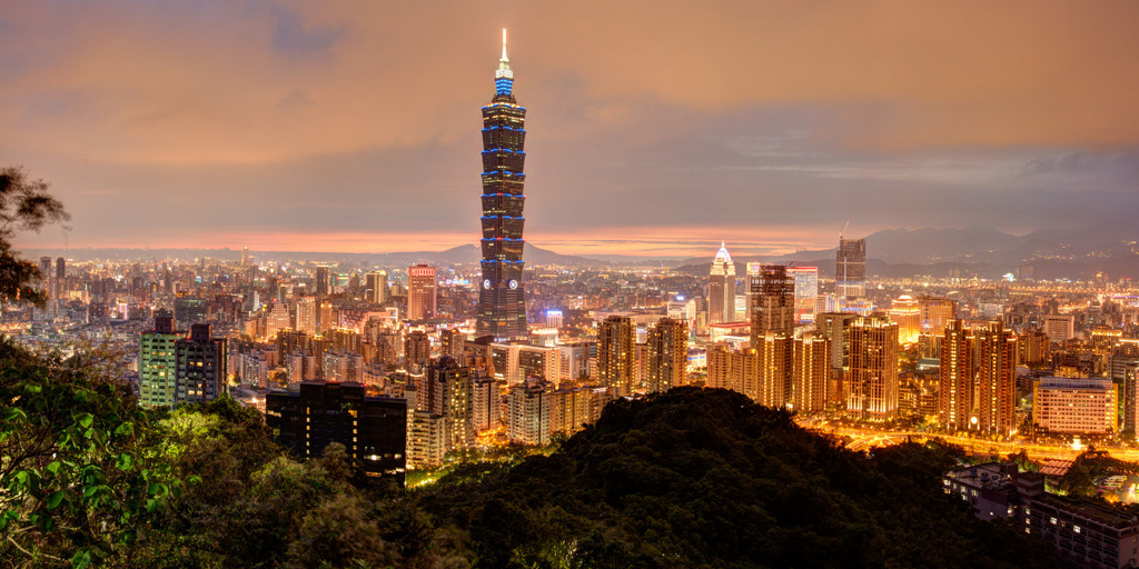 Die Skyline der Hauptstadt Taiwans, Taipeh, im Morgengrauen. In der Mitte des Bildes ist der 508 Meter hohe Wolkenkratzer Taipei 101 zu sehen, eines der höchsten Gebäude der Welt.