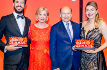 Francesca Pia Vitale und Carles Pachon (Gewinner:in NEUE STIMMEN 2022) mit Liz Mohn und Dominique Meyer.