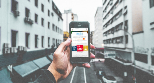 Eine Hand hält ein Smartphone. Auf dem Display ist ein Icon eines Nachhaltigkeitsziel zu sehen.
