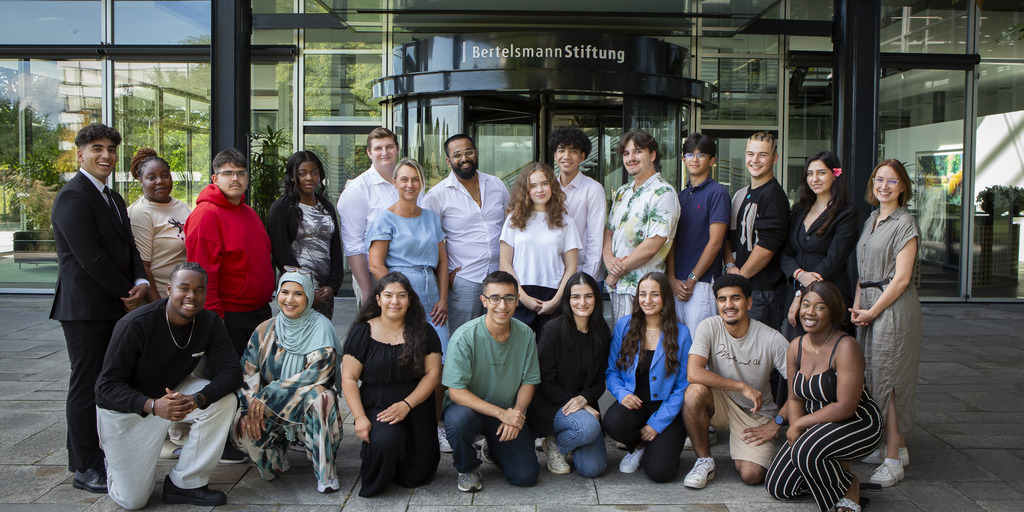 Gruppe junger Menschen vor der Bertelsmann Stiftung