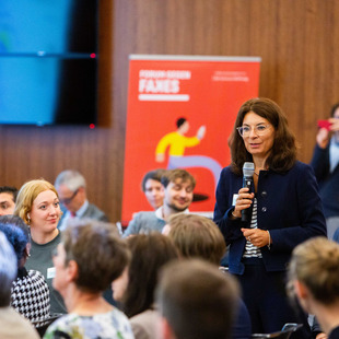 Dame spricht im Plenum