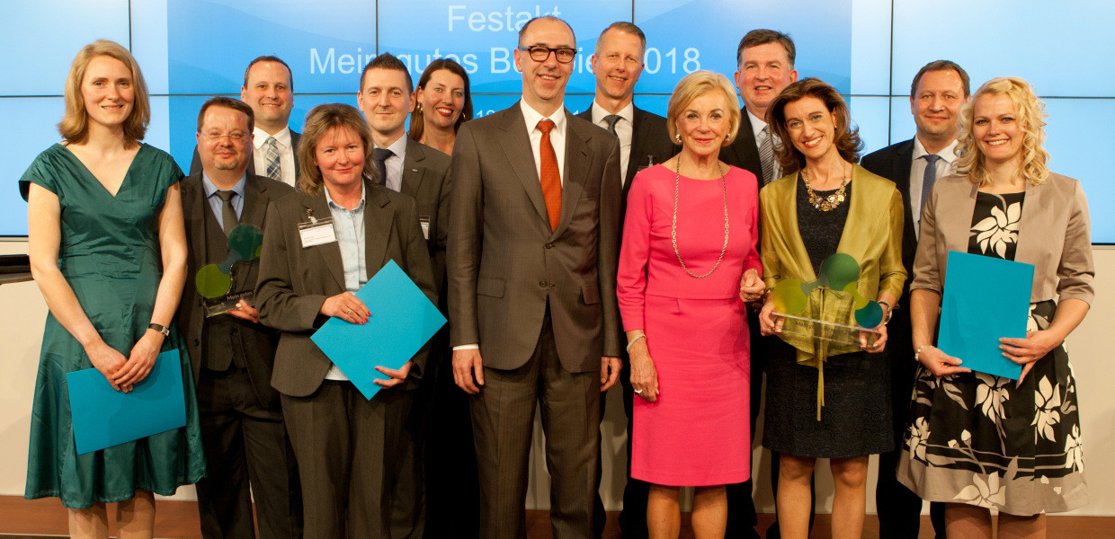 (© Thomas Kunsch) Unsere stellvertretende Vorstandsvorsitzende Liz Mohn steht mit den fünf ausgezeichneten Unternehmen zum Gruppenfoto zusammen.