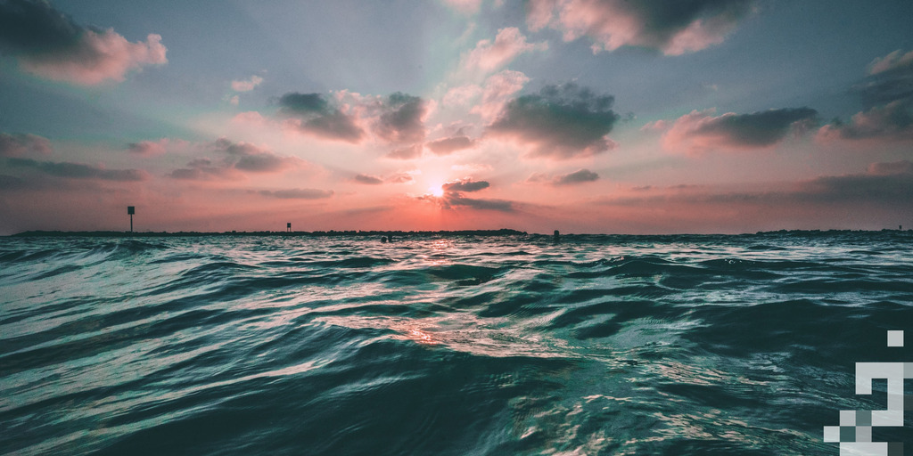 Meer mit Sonnenuntergang zu sehen