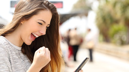 Junge Frau mit Smartphone