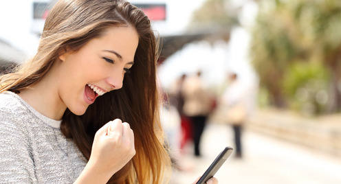 Junge Frau mit Smartphone