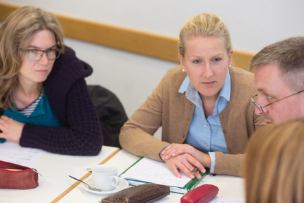 Lehrer und Lehrerinnen tauschen sich während der Fortbildung aus.
