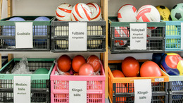Ein Regal voller Sportbälle für sehbehinderte Schüler