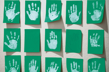 Hände vor grüner Wand