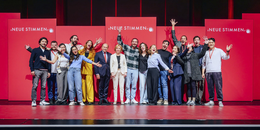 Liz Mohn, founder of the competition and Chairwoman of the Board of the Liz Mohn Founda-tion, with Dominique Meyer, director of La Scala in Milan and jury chairmen, and the semifinal-ists.