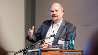 Prof. Dr. Reinhard Busse, Leiter Fachgebiet Management im Gesundheitswesen, TU Berlin  am Rederpult.