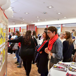 Besucherinnen am Messestand "Musik, Sprache, Teilhabe"