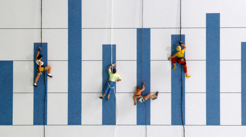 Grafische Darstellung von Menschen an einem Grafen.