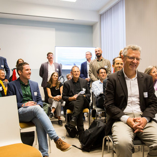 die Zuschauer der Podiumsdiskussion am sitzen in mehreren Reihen hintereinander