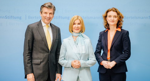 Die Vorstandsmitglieder der Bertelsmann Stiftung, Ralph Heck, Brigitte Mohn und Daniela Schwarzer, posieren am Rande der Jahrespressekonferenz für ein Gruppenfoto.