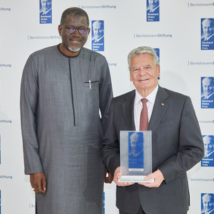 Former Federal President Joachim Gauck with Secretary General of the International Federation of Red Cross and Red Crescent Societies (IFRC) Elhadj As Sy.