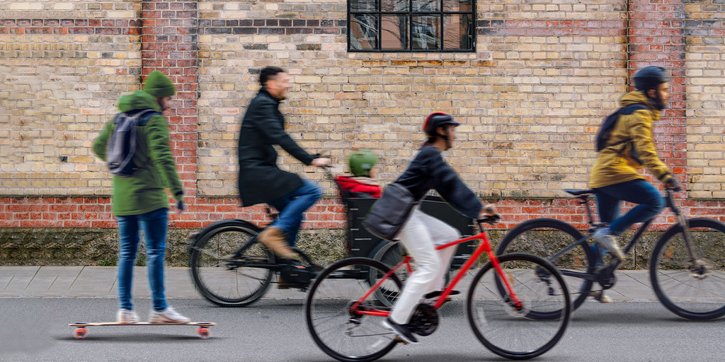 Coverbild des Buches Anders wird gut. Radfahrer und Skateboarder vor einer Backsteinwand