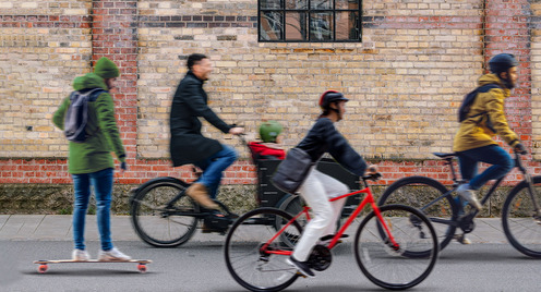 Coverbild des Buches Anders wird gut. Radfahrer und Skateboarder vor einer Backsteinwand
