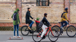 Coverbild des Buches Anders wird gut. Radfahrer und Skateboarder vor einer Backsteinwand
