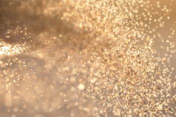 Goldenes Glitzer ist nur auf dem Foto zu sehen