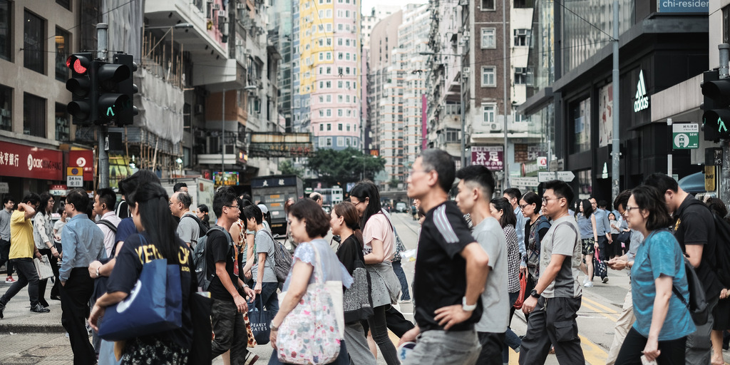 Menschen auf Zebrastreifen in Hong Kong