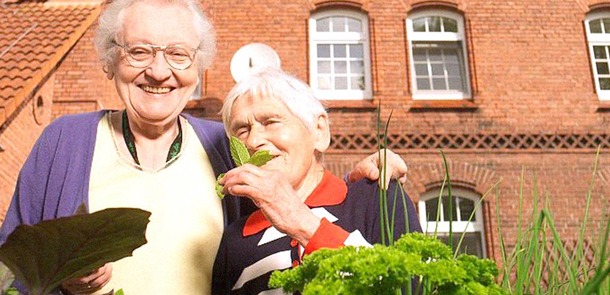 Zwei Seniorinnen vor dem Pflegeheim Kruse in Petershagen bei Minden. Fotoshooting für change 3/2013.(© Arne Weychardt)