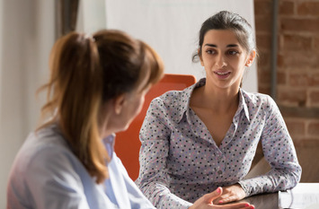 Zwei Frauen unterhalten sich