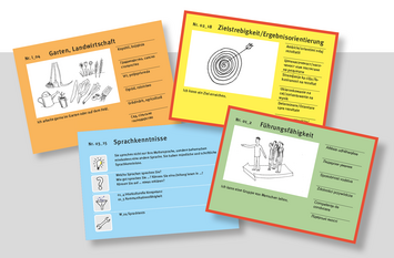 Vier modellhafte Karten sind in einem Quadrat angeordnet und von rechts oben orange, daneben gelb, über unten links blau bis daneben rechts grün
