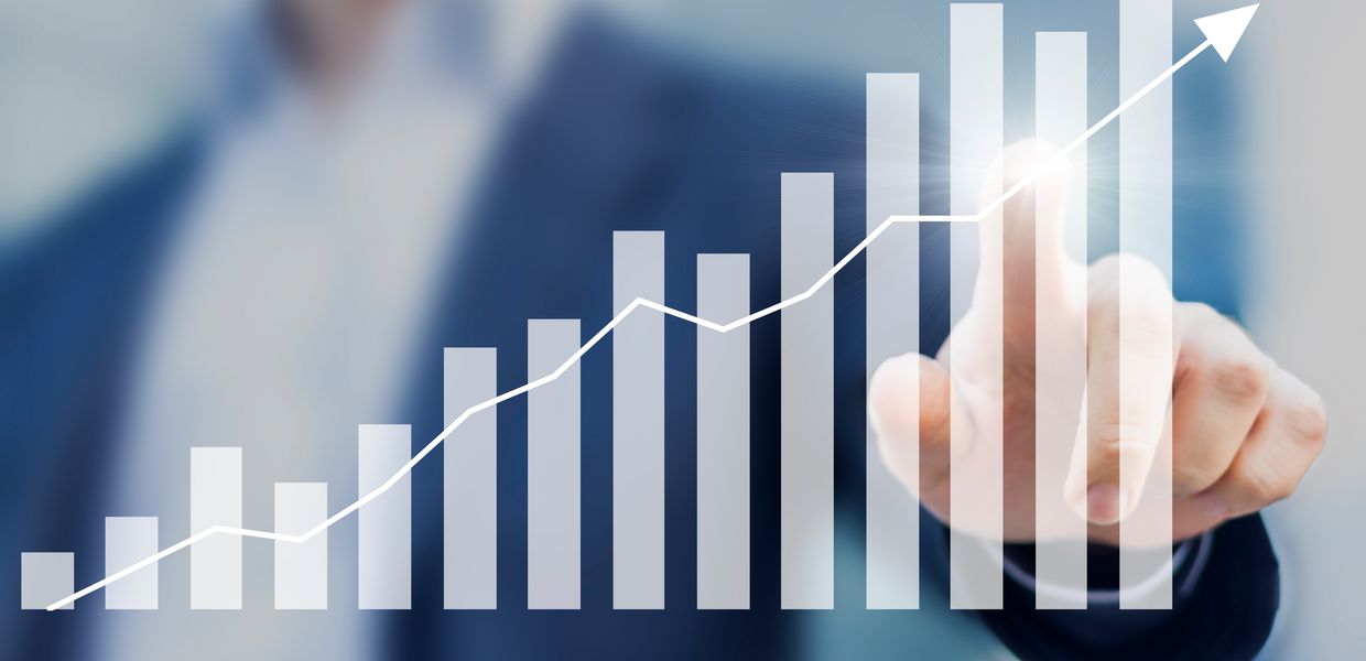 (© Getty Images/iStockphoto/NicoElN) Ein Mann deutet auf eine positive Statistik Prognose