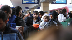 Fluechtlinge_Bahnsteig_21195790461_9559b6b946_o.jpg(© Josh Zakary / Flickr - CC BY-NC 2.0, https://creativecommons.org/licenses/by-nc/2.0/)