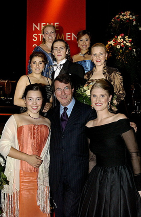v.l. vorne nach hinten: Maria Virginia Savastano, Gérard Mortier (Juryvorsitz), Jane Archibald, Anna Aglatova, Alexey Kudrya, Jurgita Adamonyte, Emma Vetter und Xiaolin Zhou. Fotograf Thorsten Scherz / Gütersloh