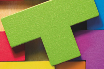 Bunte Elemente aus Holz in einem Baukasten