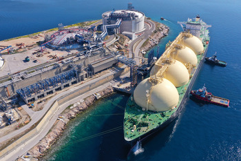 Luftaufnahme eines LNG-Tankers (Liquified Natural Gas), der in der kleinen LNG-Industrieinsel Revithoussa vor Anker liegt und mit Lagertanks ausgestattet ist